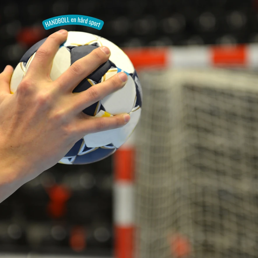 Håller i en handboll på väg att kasta den mot målet